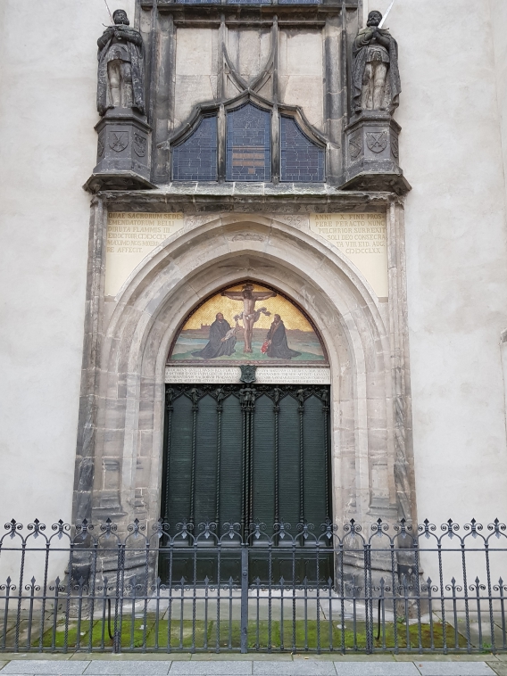 An der Tür der Wittenberger Schlosskirche hat Martin Luther der Überlieferung nach am 31. Oktober 1517 auf einem Plakat 95 Thesen in lateinischer Sprache bekannt gegeben