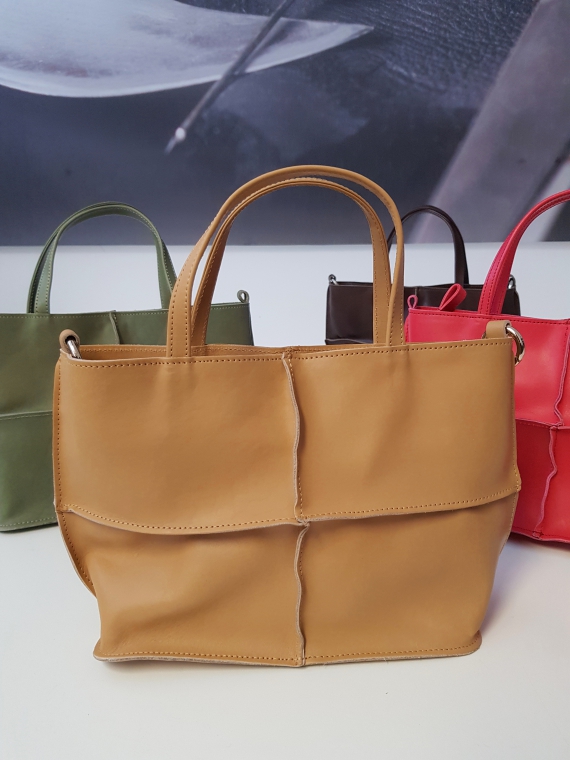 Die Handtasche COSI ist in insgesamt 25 verschiedenen Farben erhältlich