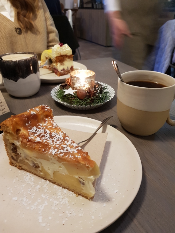 Selbstgebackene Kuchen und Torten im Hofcafé