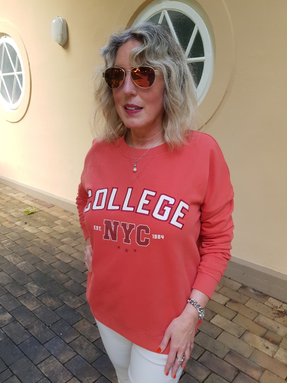 College Sweater mit Ü40 