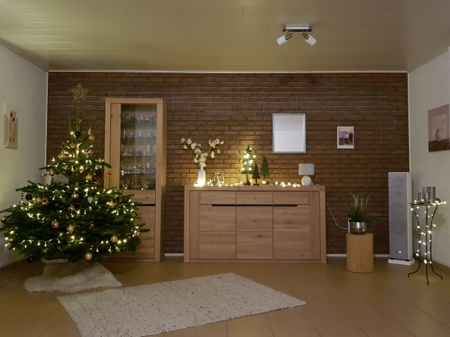 Weihnachtlich geschmücktes Wohnzimmer
