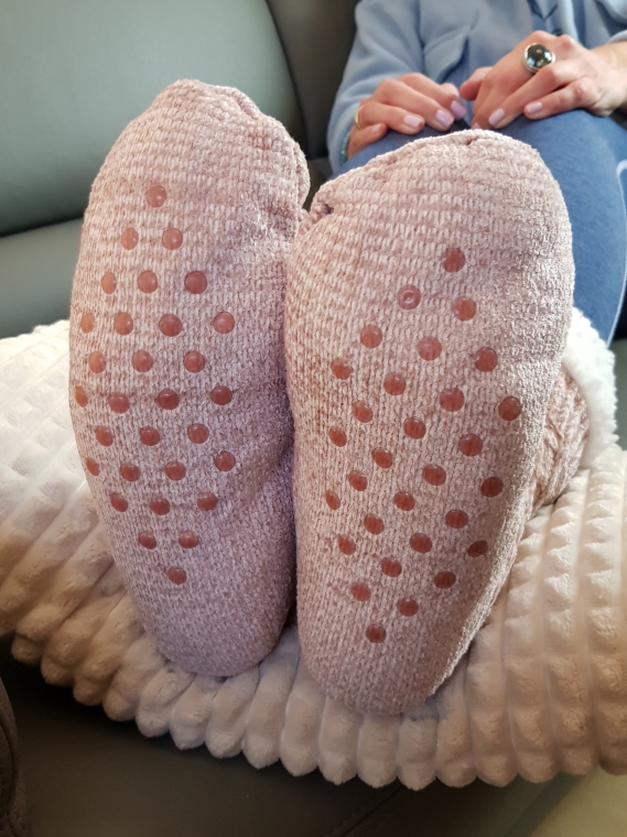 Kuschelige Stricksocken halten die Füße warm