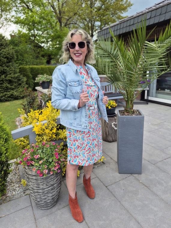 Jeansjacke zum Kleid