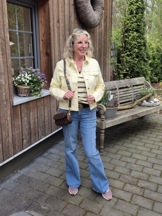 Verschiedene Ü50 Outfits unter anderem in Buttergelb
