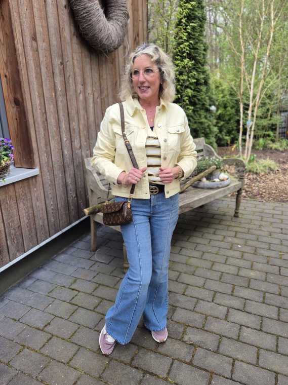 Trendfarbe Buttergelb, Butter Yellow oder Pastellgelb