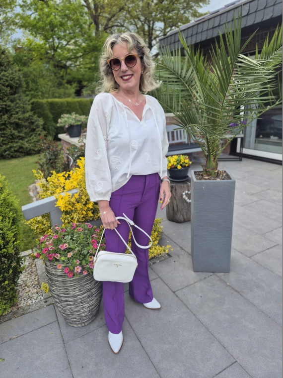 Weiße Bluse zur lila Schlagjeans
