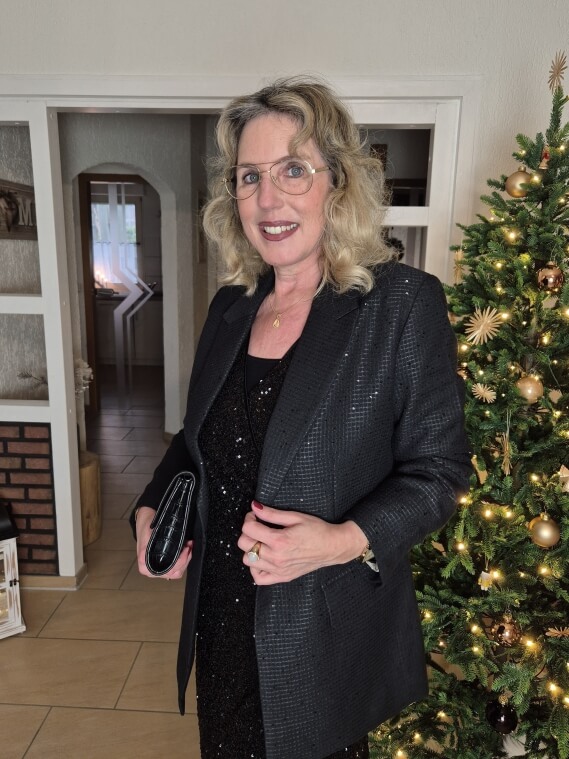 Blazer zum schwarzen Paillettenkleid