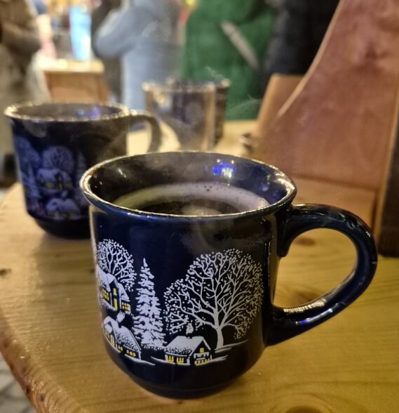 Glühwein auf dem Weihnachtsmarkt Glühwein auf dem Weihnachtsmarkt