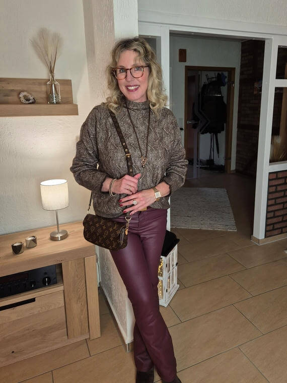 Kuschelige Leo-Jacke zur bordeauxroten Hose