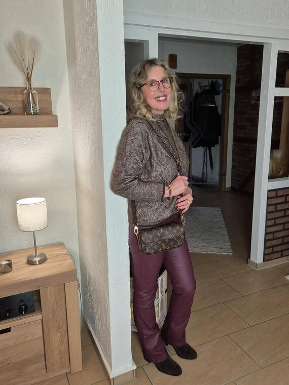 Braun mit Bordeaux kombiniert