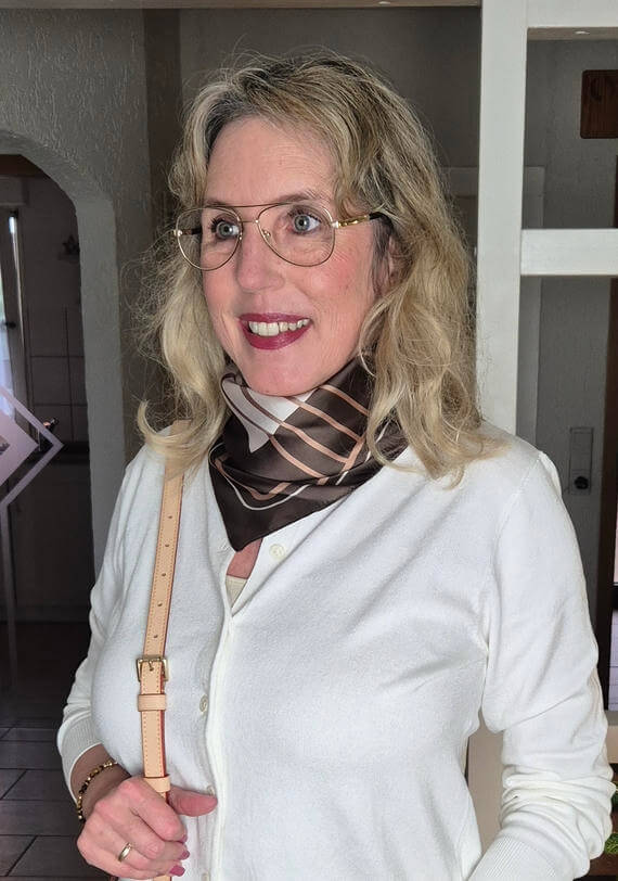 Ein kleines Halstuch wertet jedes Outfit auf Ein kleines Halstuch wertet jedes Outfit auf