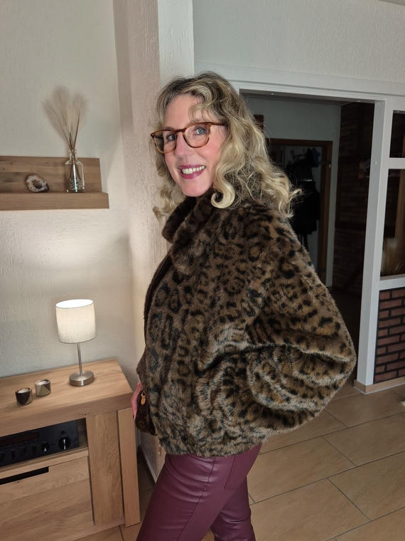 Kuschelige Leo-Jacke zur bordeauxroten Hose