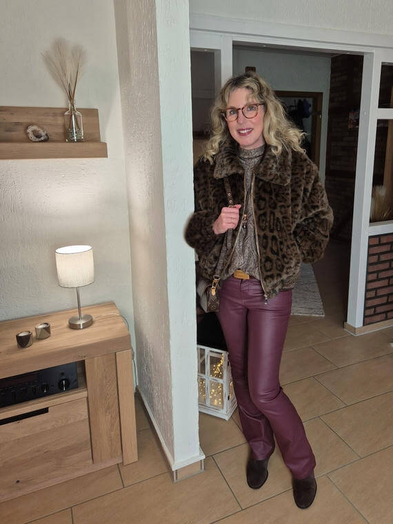 bordeauxrote Lederimitat-Hose