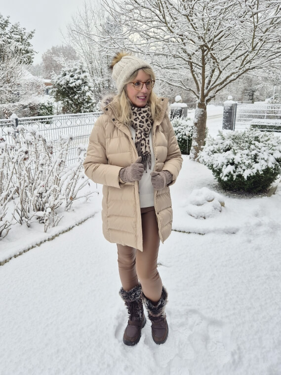 Winteroutfit Bommelmütze und Daunenmantel Winteroutfit Bommelmütze und Daunenmantel