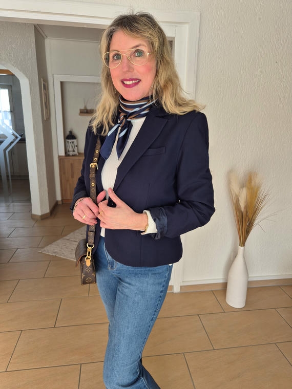 Kurzer taillierter Blazer in Dunkelblau von Stradivarius