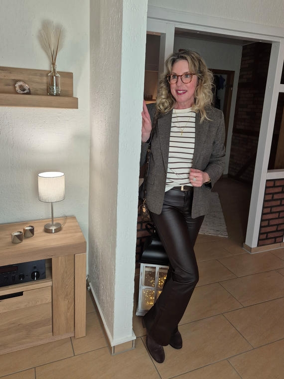 Streifenshirt zur Lederimitat-Hose kombiniert