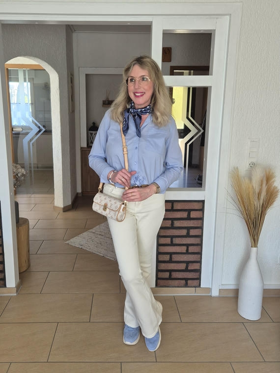 Hellblau mit Beige kombiniert