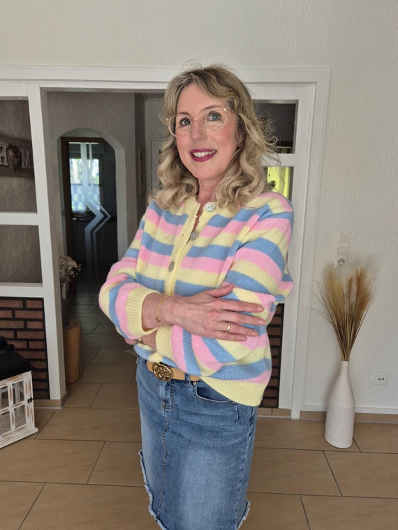 gestreifter Cardigan zum Jeansrock