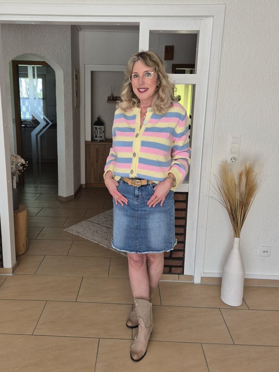 Jeansrock mit Cowboy Stiefeln