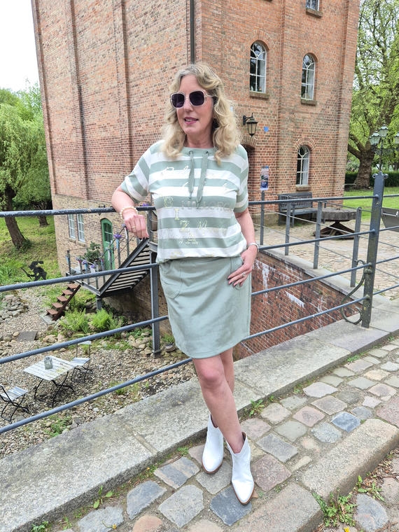 Gestreiftes Shirt mit Glitzer zum kurzen Rock
