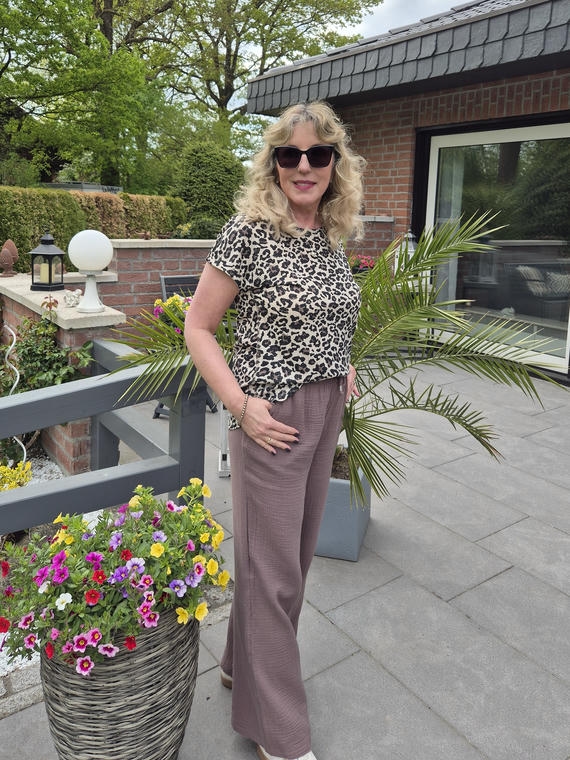 Leo-Shirt zur braunen Musselin-Hose