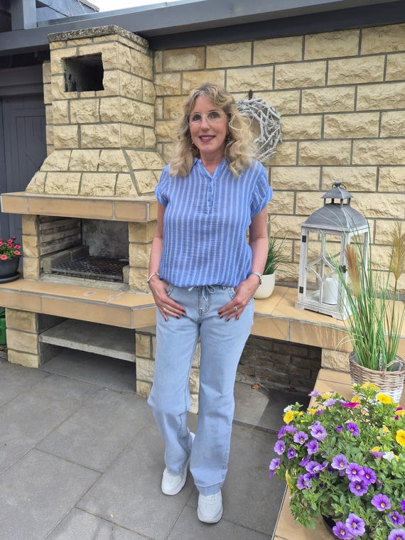 Gestreifte Musselin-Bluse zur Wide Leg Jeans