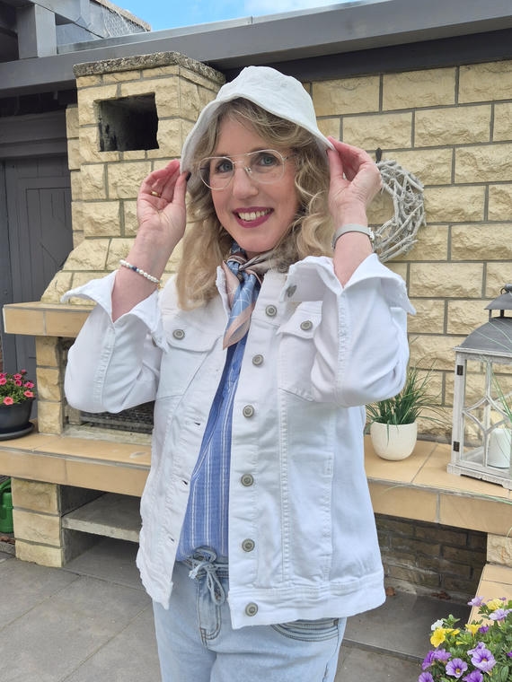 Weißer Bucket Hat mit Stickerei 