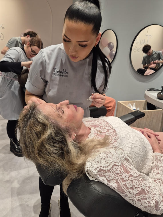 Brow Mapping Ausmessen der Augenbrauen Brow Mapping Ausmessen der Augenbrauen