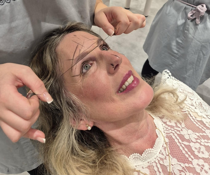 Signature Brows mit perfektem Ausmessen der Augenbrauenform Signature Brows mit perfektem Ausmessen der Augenbrauenform