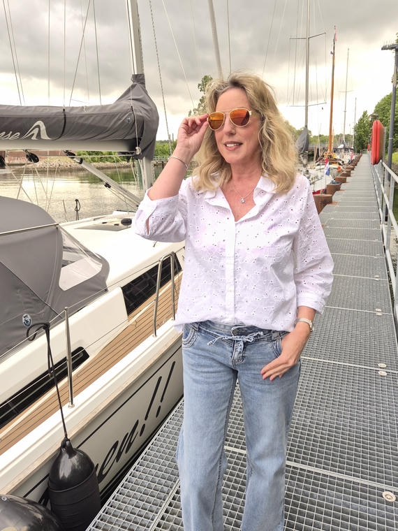 Maritim angehauchtes Outfit am Hafen