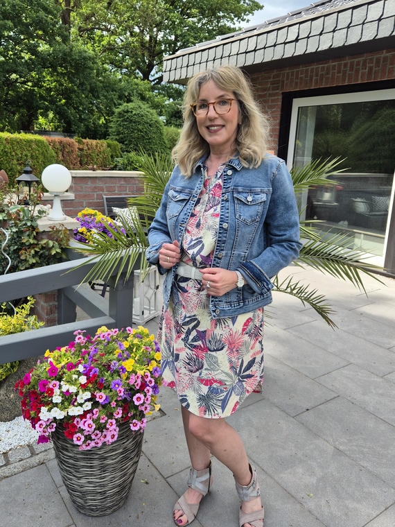 Jeansjacke zum Sommerkleid mit floralem Muster