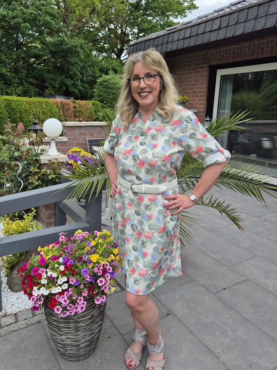 Luftiges Sommerkleid ist perfekt für warme Tage