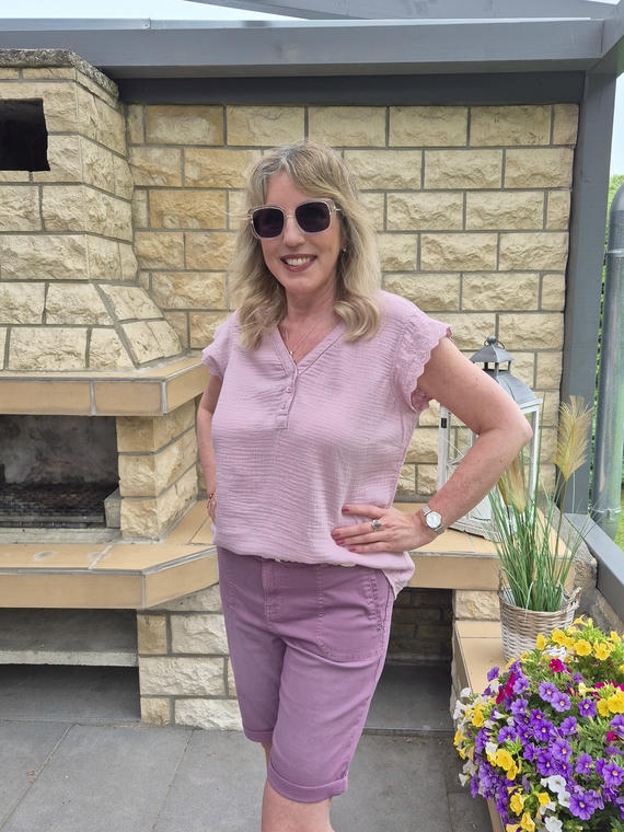Rosa Bluse zur Shorts in Beere