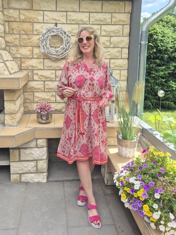 Sommerkleid mit Ü50 tragen