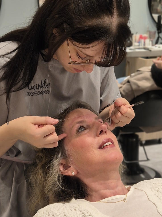 Gepflegte Augenbrauen sind trotz Brille erkennbar