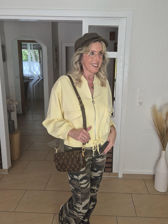 Camouflage-Hose mit Ü50 kombinieren