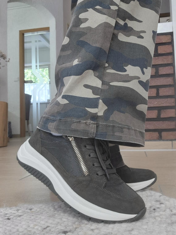 Sneaker zur Camouflage-Hose