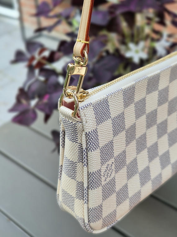 Louis Vuitton Tasche Pochette Accessoires in Damier Azur Canvas