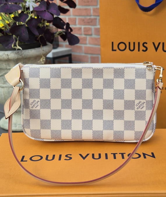 Louis Vuitton Tasche Pochette Accessoires in Damier Azur Canvas