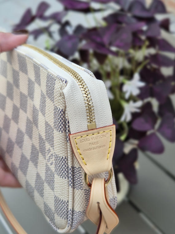 Louis Vuitton Tasche Pochette Accessoires in Damier Azur Canvas